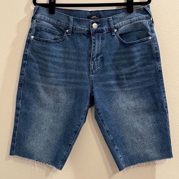True Religion NWT 32 Medium Wash Ricky SN Relaxed Straight Cut Off Denim Shorts - Picture 1 of 9